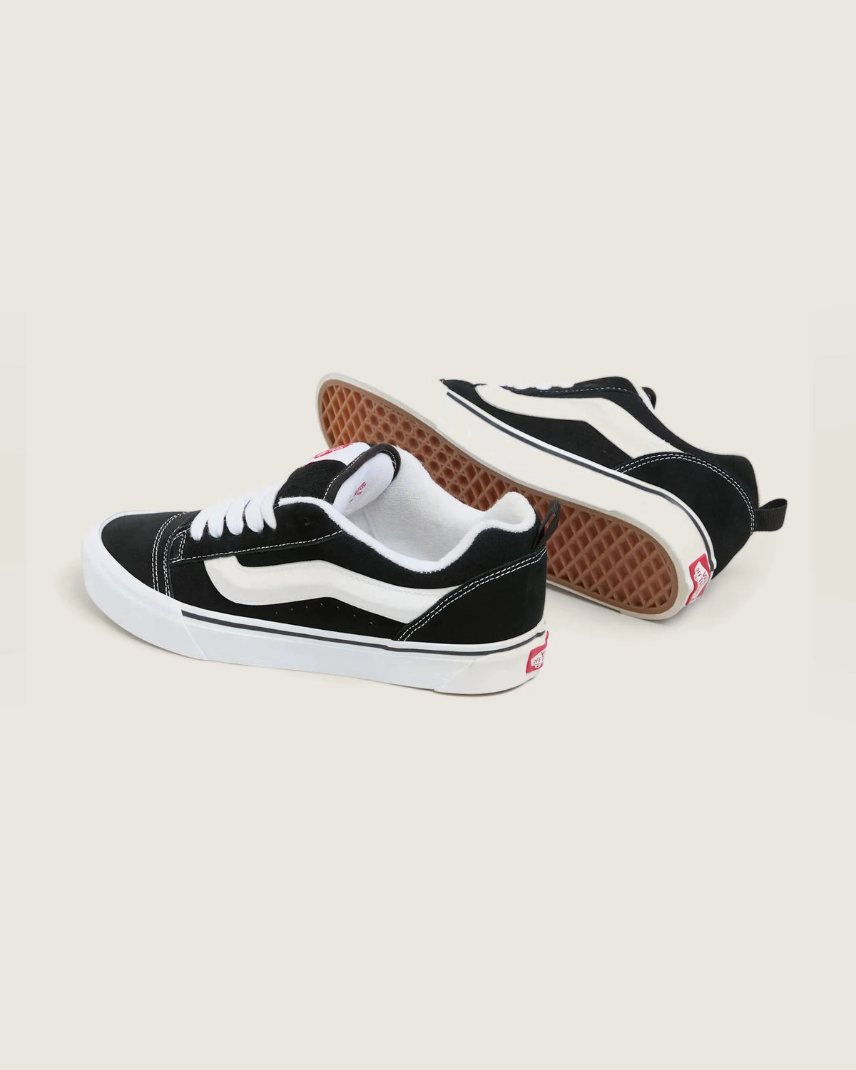 VANS Knu Skool BLACK/TRUE WHITE Cipő kép 4