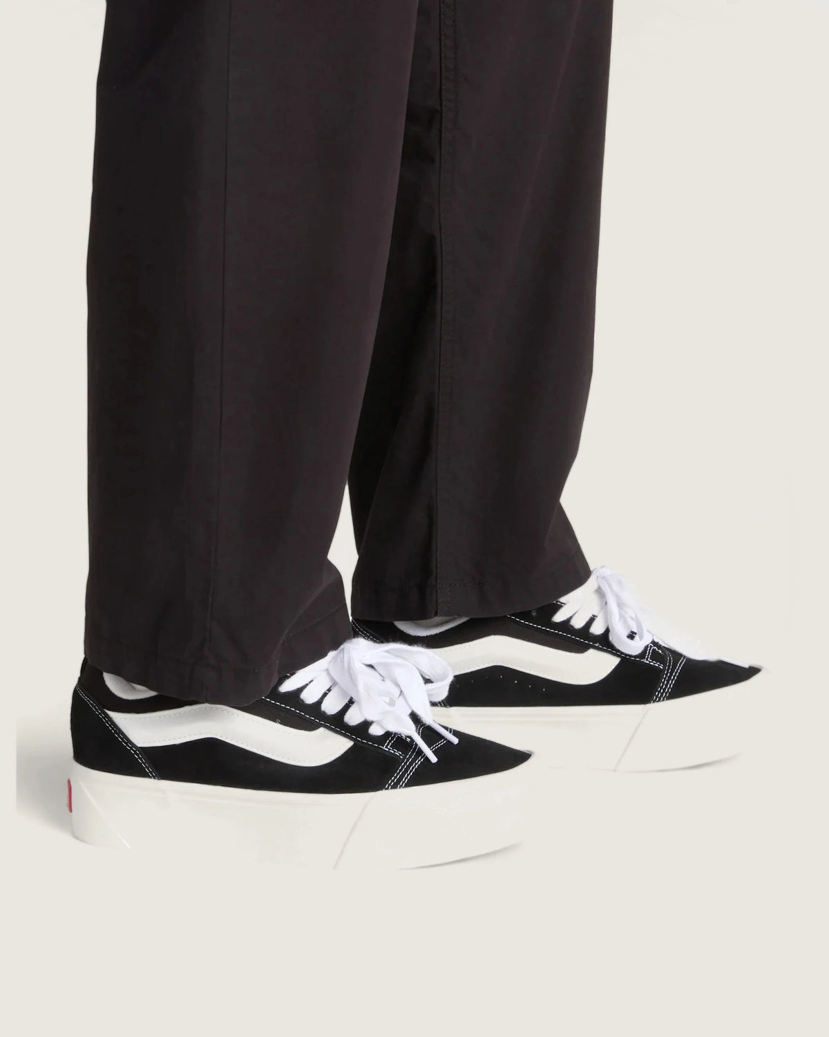 VANS Knu Stack Black/True White Cipő kép 6