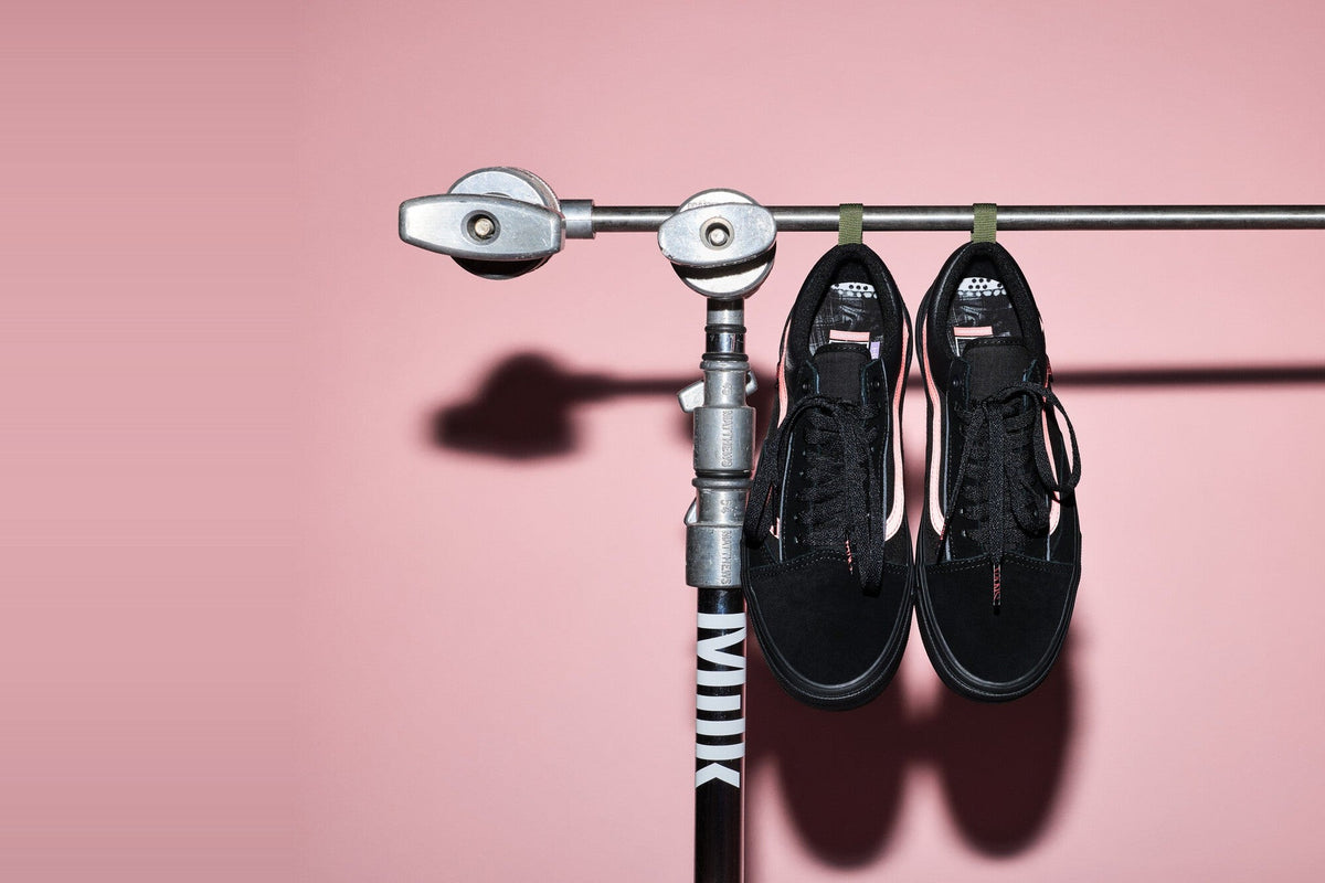 Fekete Vans x Atiba Old Skool cipő egy fotós állványon